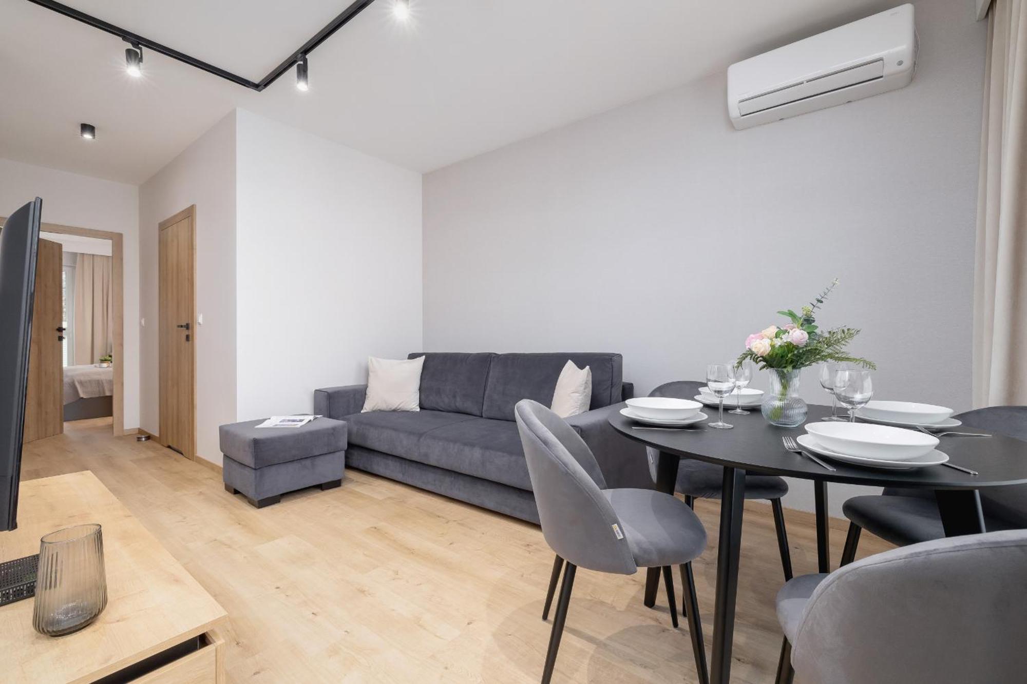 Bright In With Garden, Air Conditioning, Parking And Desk By Renters Prestige * Kraków