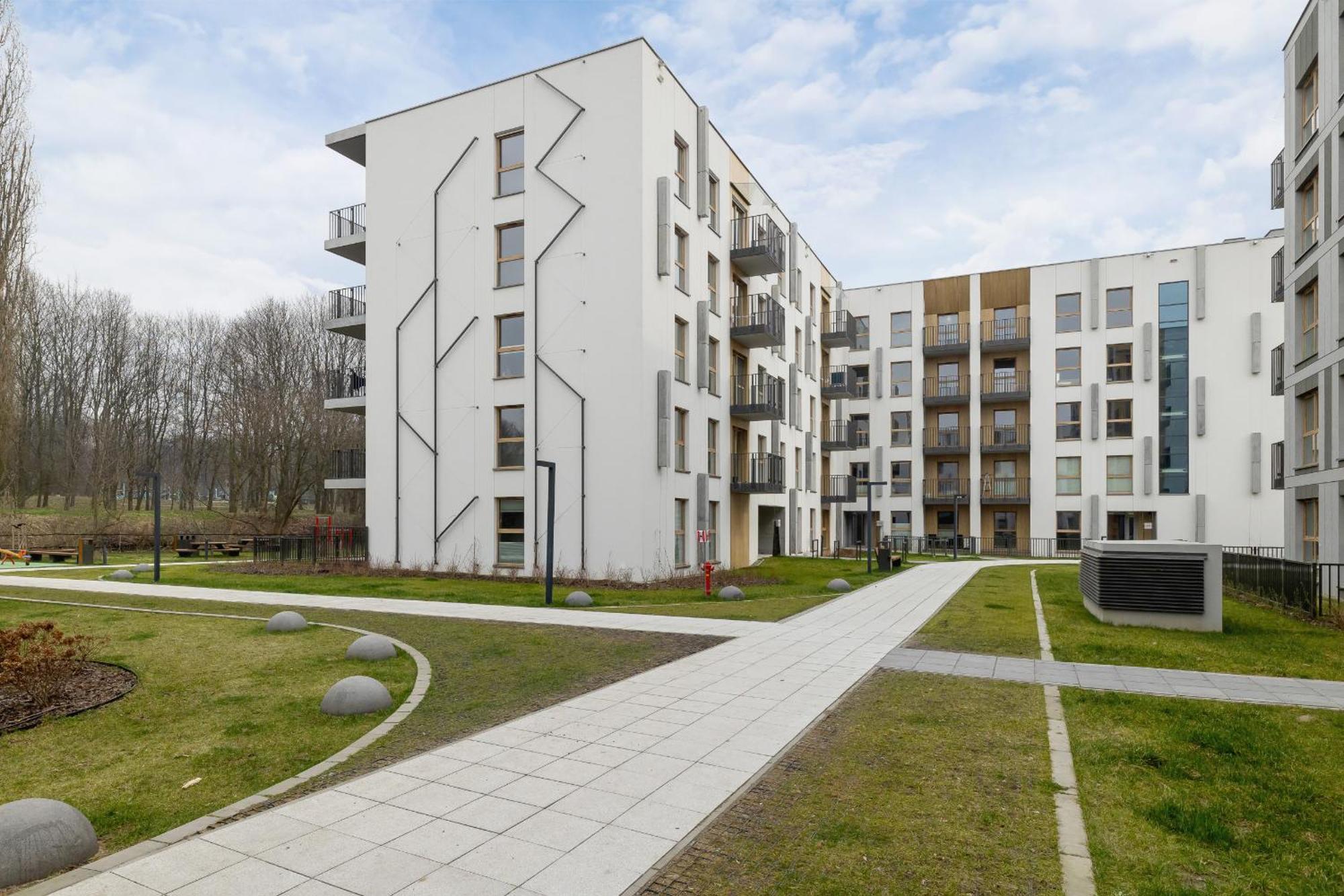 Bright In With Garden, Air Conditioning, Parking And Desk By Renters Prestige Apartament *