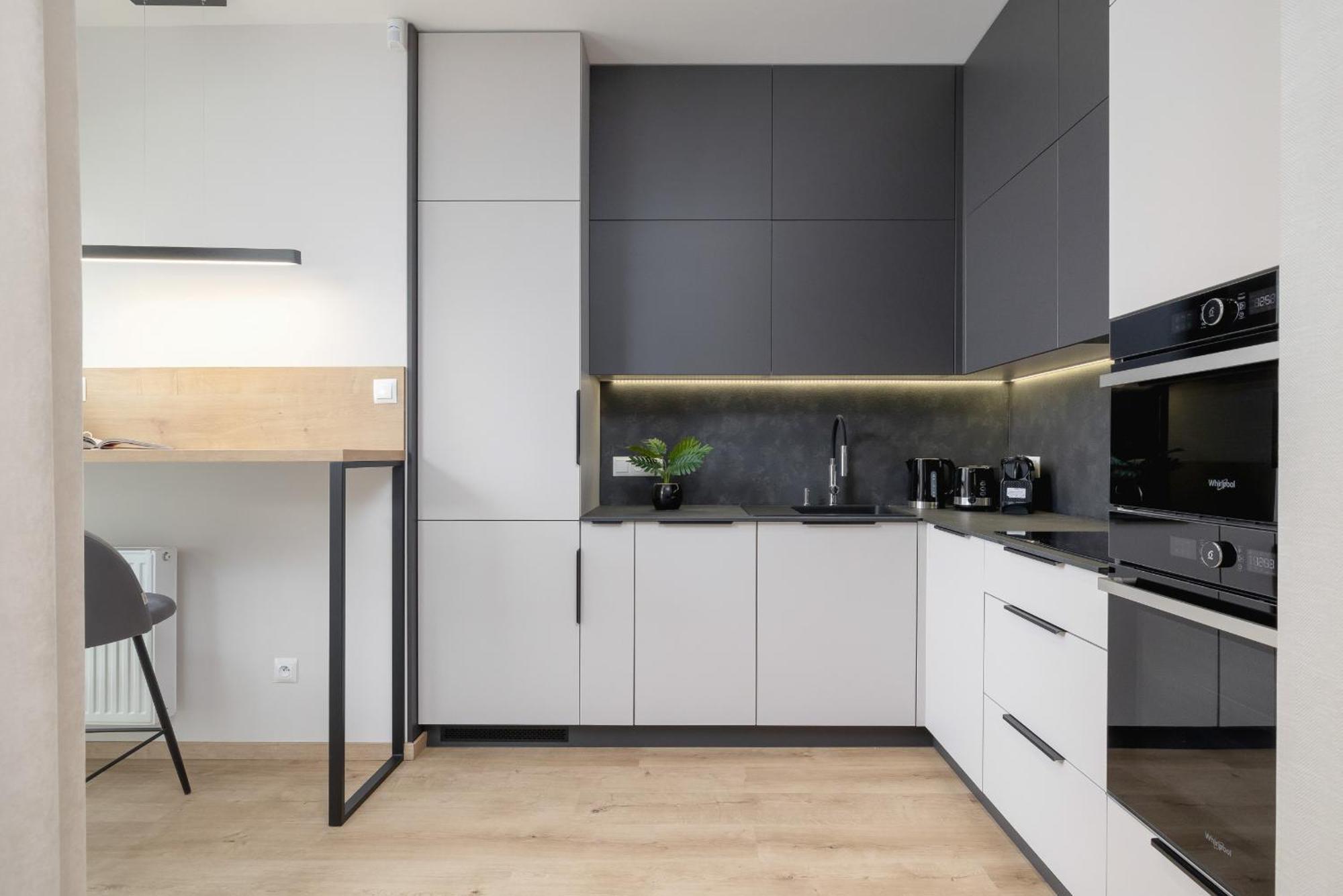 Appartement Bright In With Garden, Air Conditioning, Parking And Desk By Renters Prestige *
