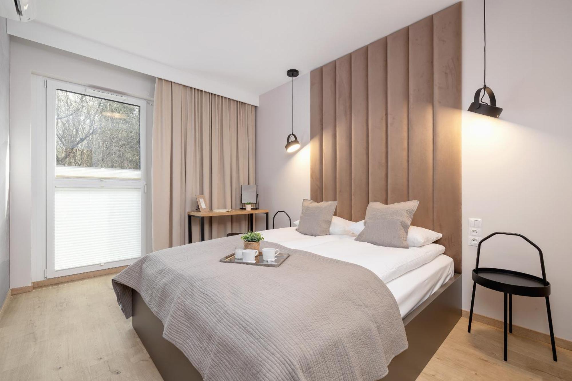 Bright In With Garden, Air Conditioning, Parking And Desk By Renters Prestige Appartement *