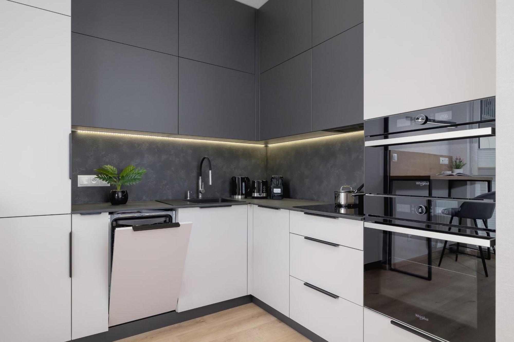Appartement Bright In With Garden, Air Conditioning, Parking And Desk By Renters Prestige
