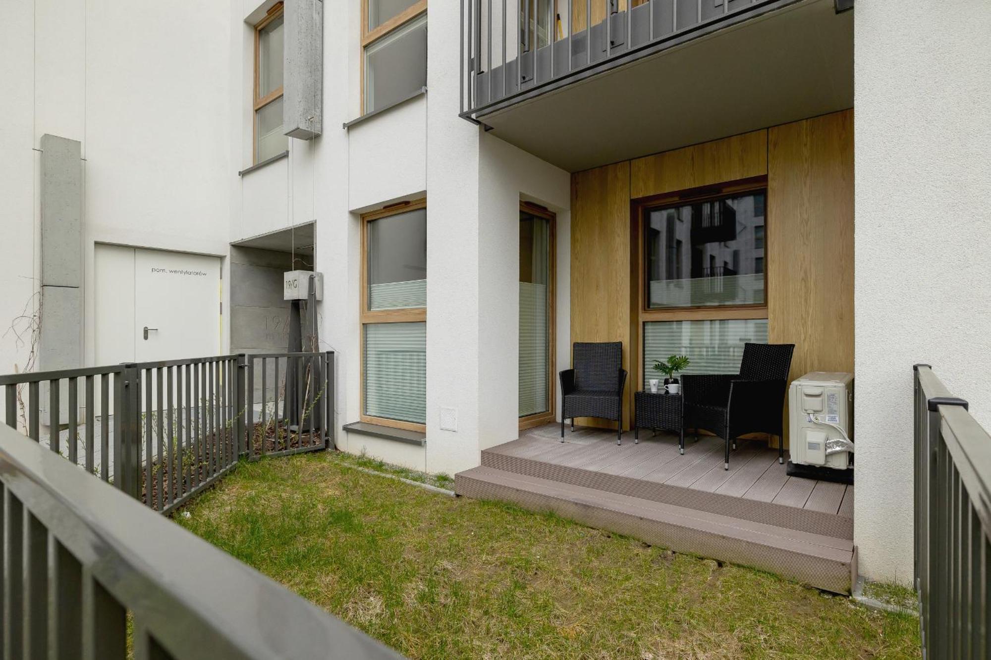 Bright In With Garden, Air Conditioning, Parking And Desk By Renters Prestige Appartement