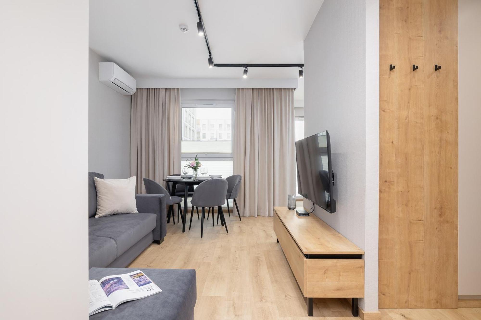 Bright In With Garden, Air Conditioning, Parking And Desk By Renters Prestige Appartement *