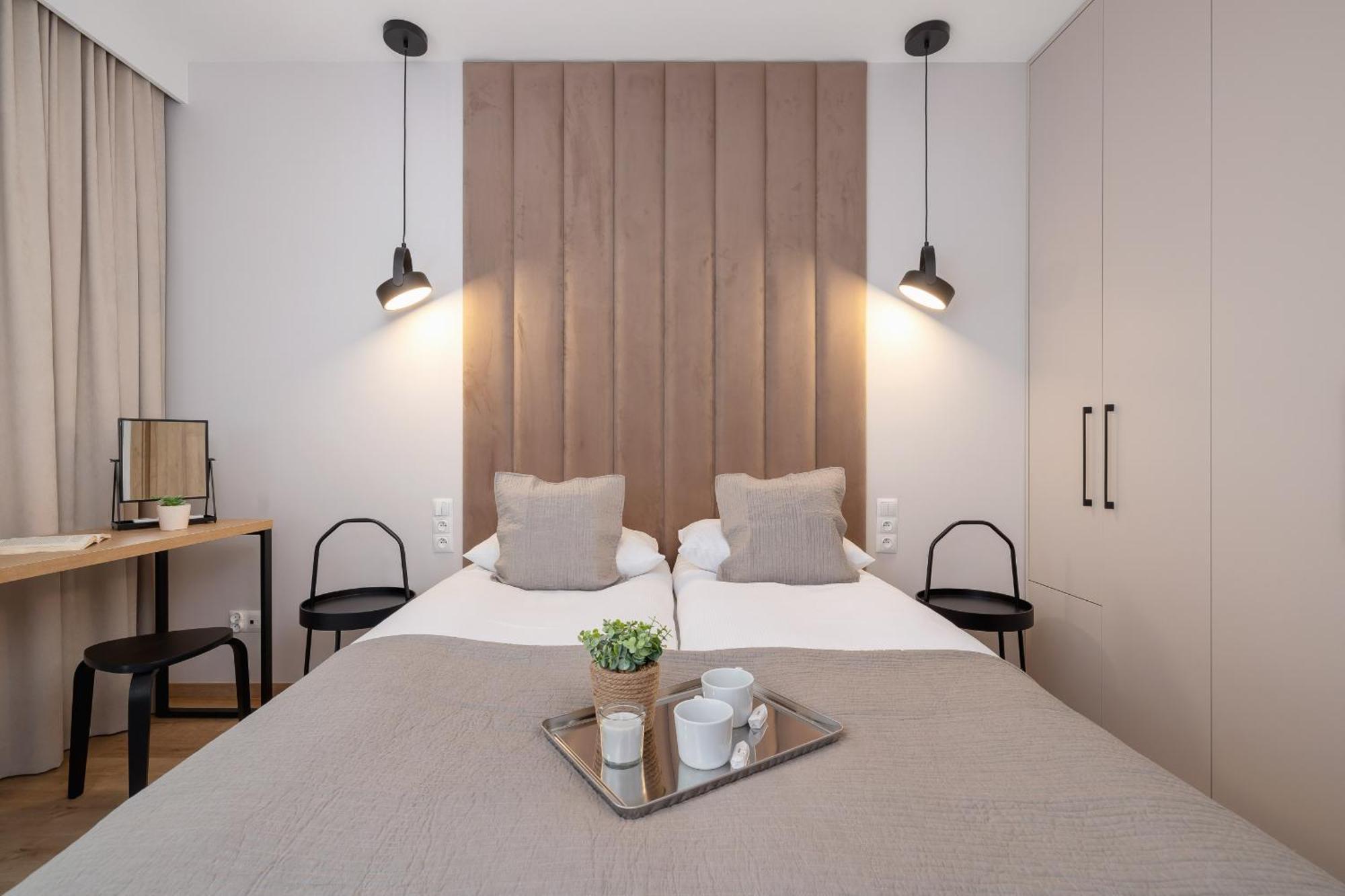 Bright In With Garden, Air Conditioning, Parking And Desk By Renters Prestige Appartement *
