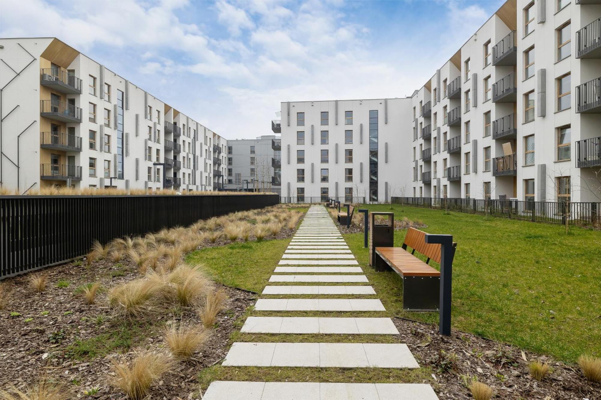 Appartement Bright In With Garden, Air Conditioning, Parking And Desk By Renters Prestige